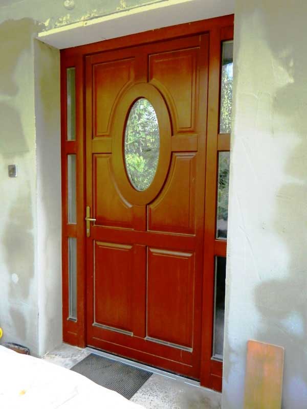 vörösfenyő bejárati ajtók